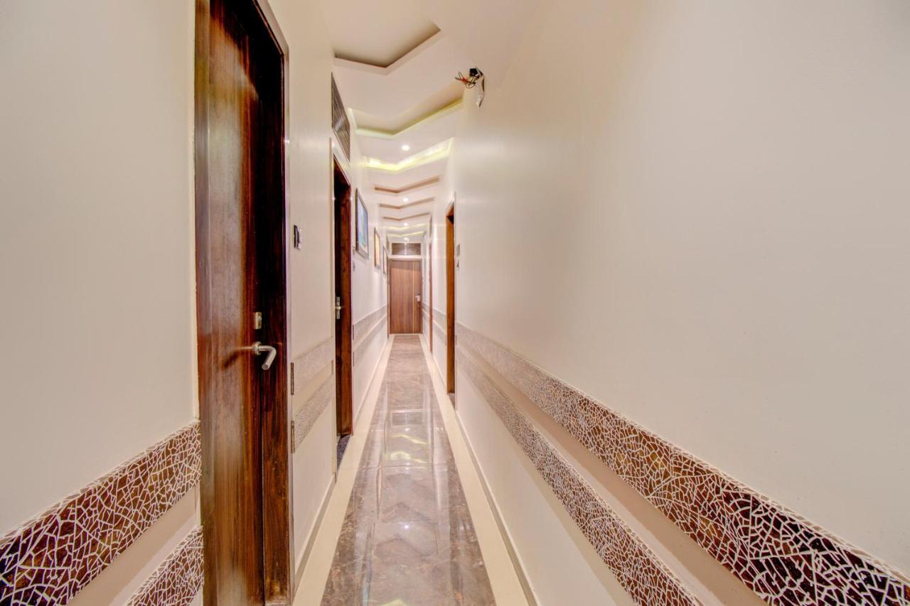 Oyo 76180 Hotel Meriton Bombay Eksteriør billede
